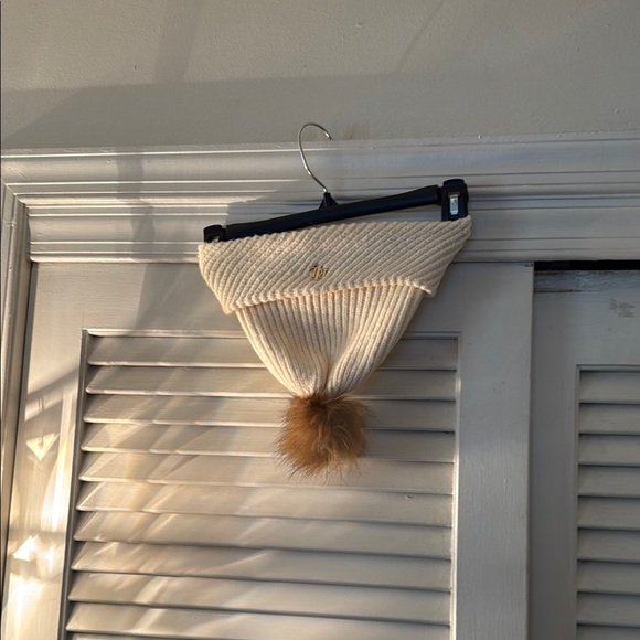 Lauren Ralph Lauren Cream Knit Beanie with Fur Pom - Picture 1 of 4